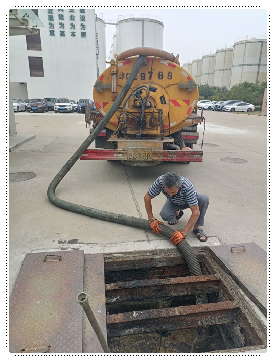 乌马河隔油池清掏