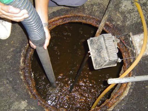 乌马河隔油池清理