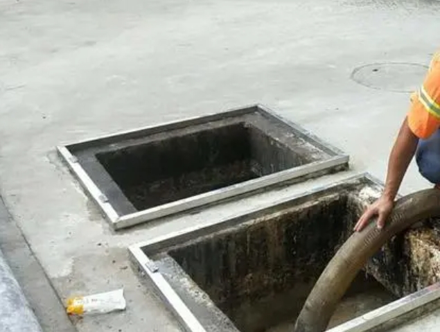 乌马河化粪池清理