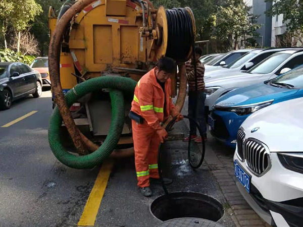 乌马河排污管道清淤