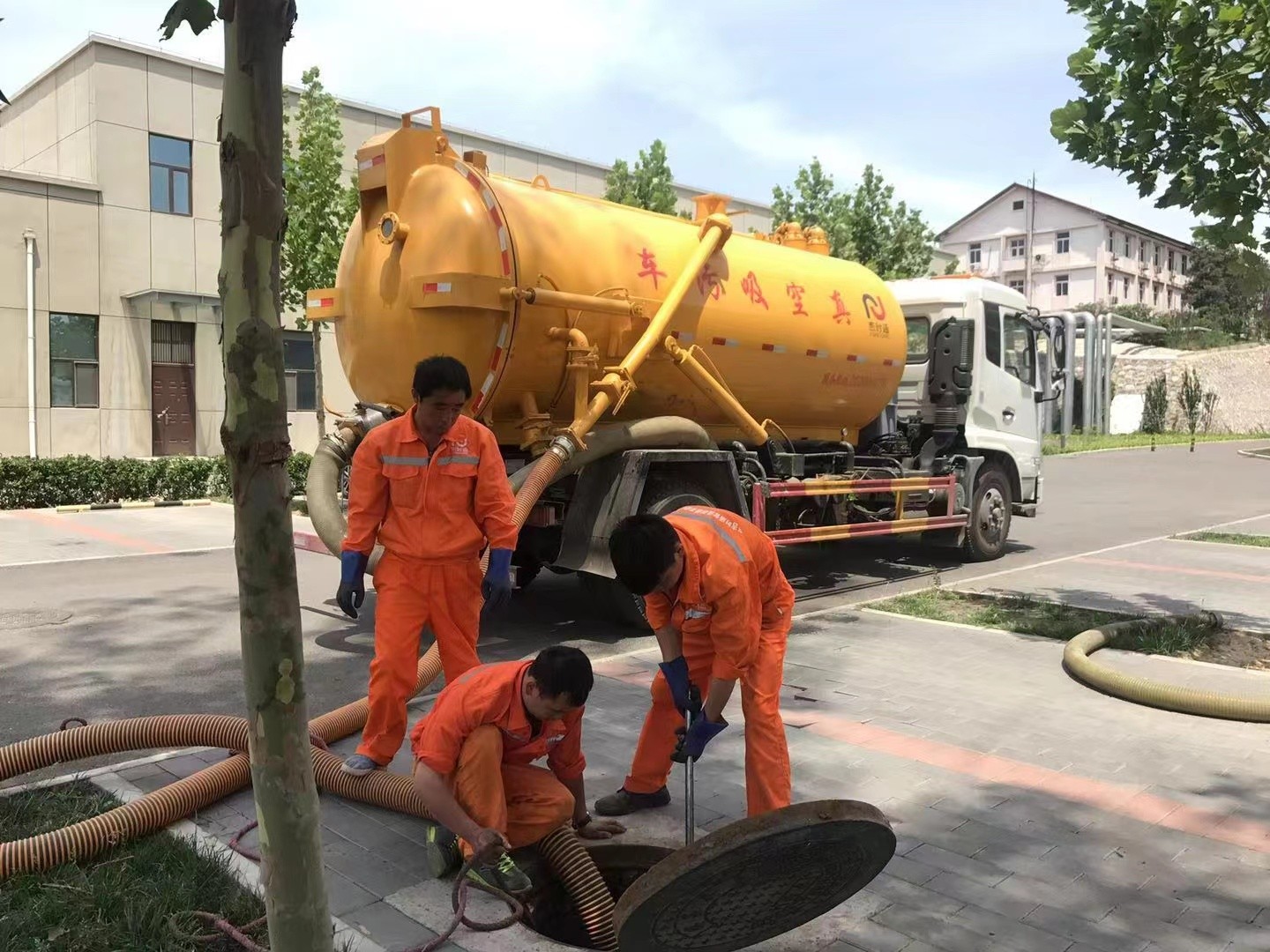 乌马河管道疏通车停在窨井附近