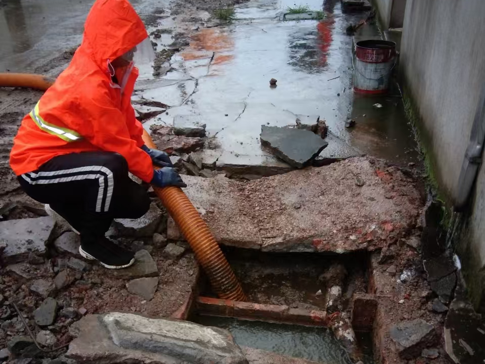 乌马河专业清理污水池 炜誉市政以规范流程守护城市 “肠道”