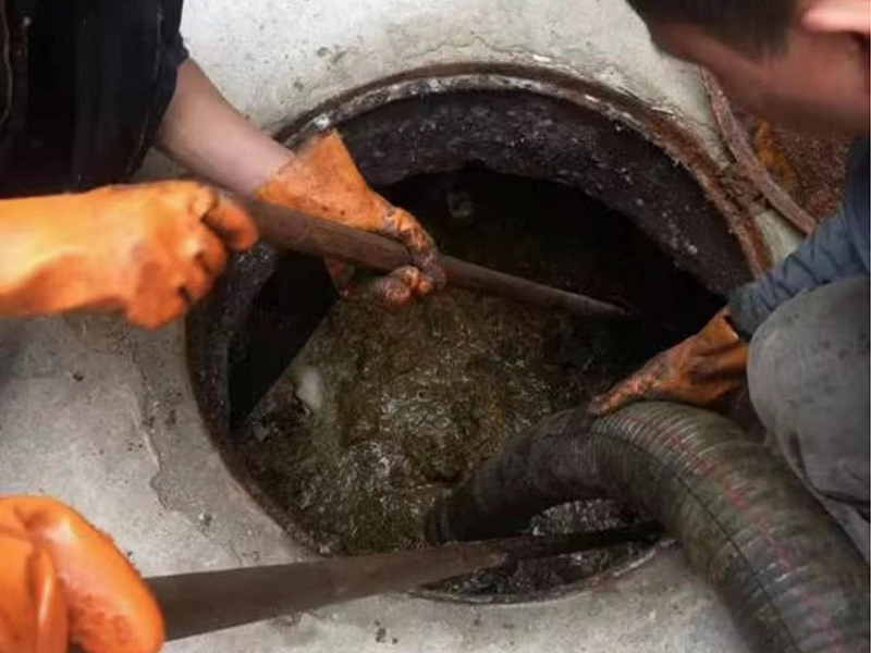 乌马河清理化粪池时如何避免沼气的危害？